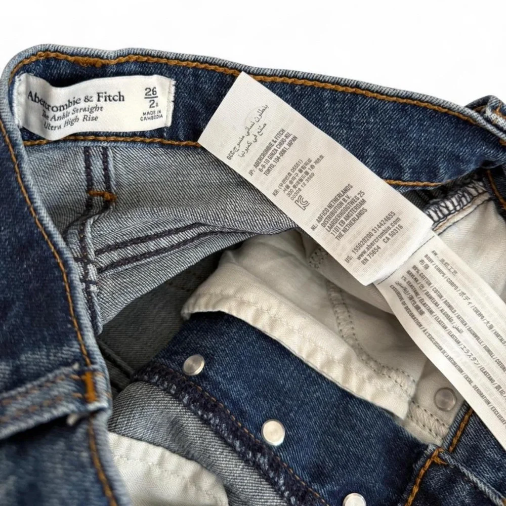 Abercrombie & Fitch The Ankle Straight, Ultra High Rise Jeans - Picture 4 of 5
